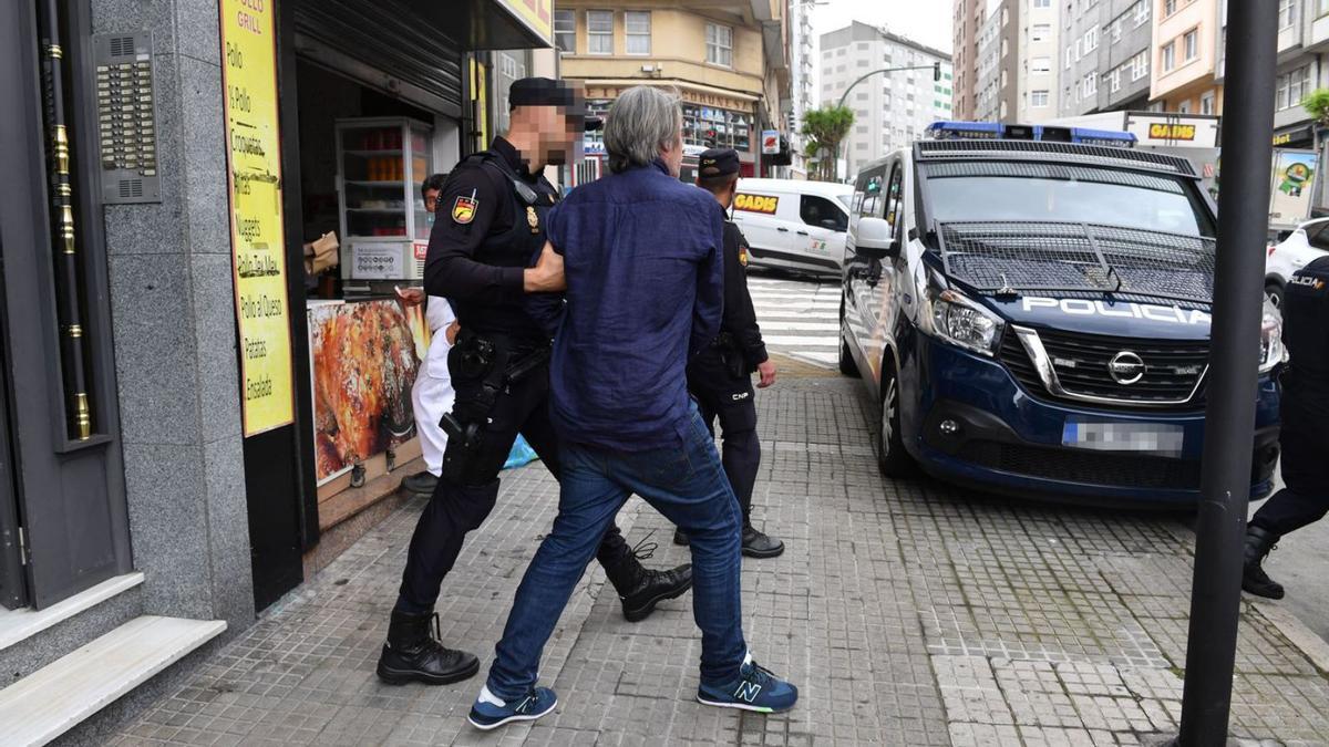 El detenido ayer en la ronda  de Outeiro, al salir esposado  del edificio. // VÍCTOR ECHAVE