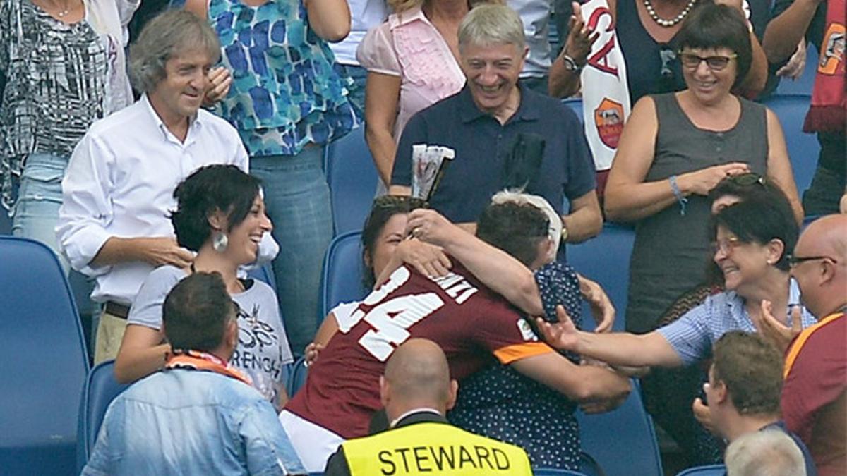 Florenzi celebró su gol subiendo a la tribuna para besar a su abuela