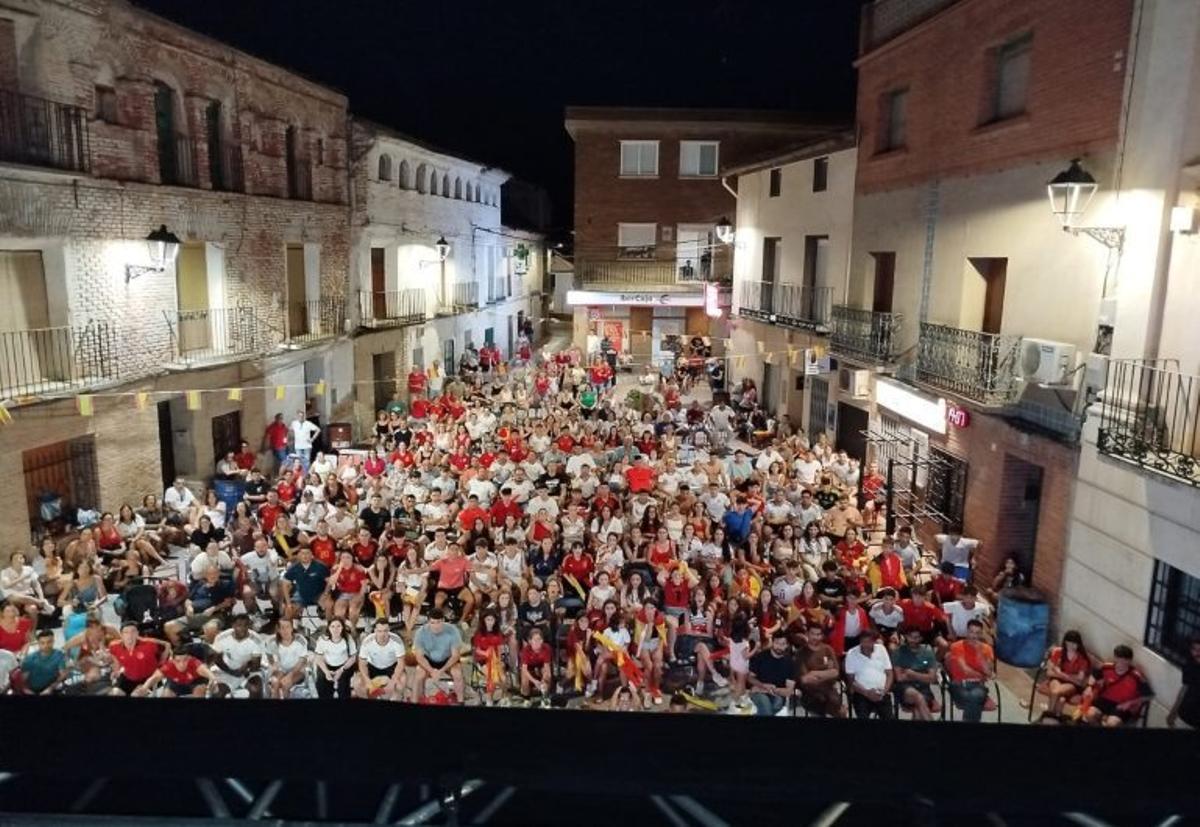 La plaza de España en Muel se tiñó de rojo.  | S.EL