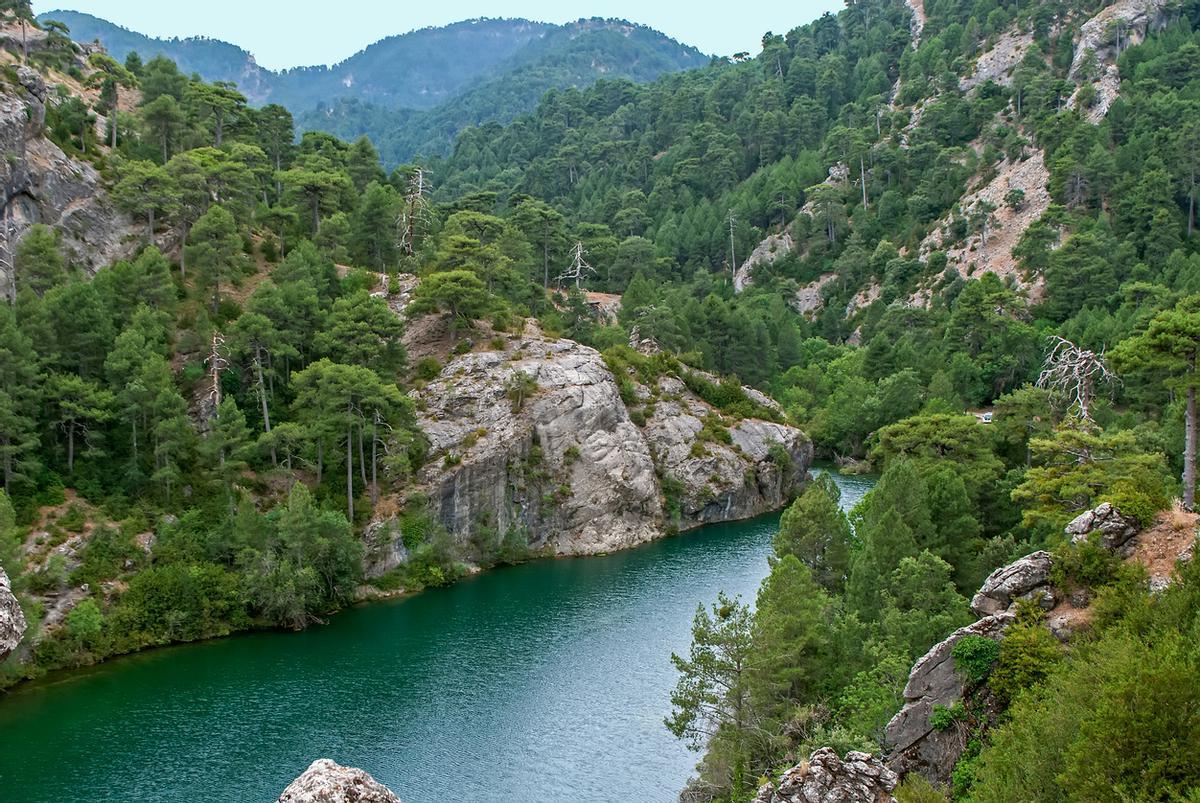 Laguna de aguas negras en la ruta del río Borosa