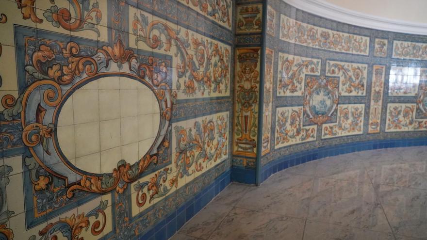 La Universidad de Valladolid tapa un azulejo de Franco y la Consejería de Cultura (Vox) se lo reprocha