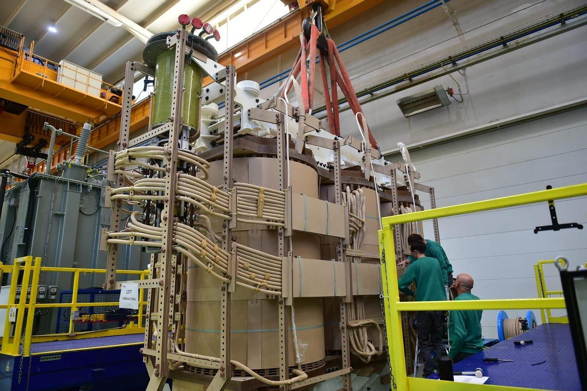 Trabajadores, en el interior de Faramax, en Malpartida de Plasencia.