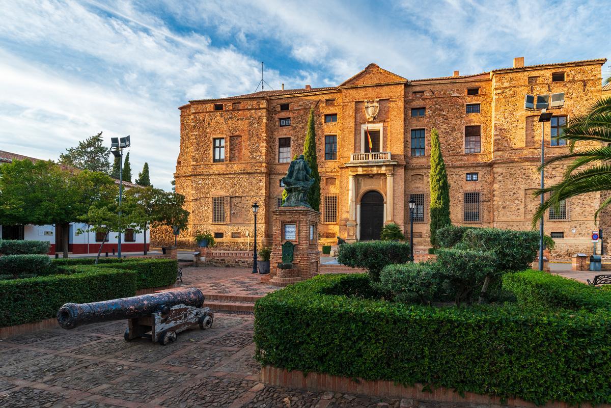 El edificio comenzó a levantarse en 1564 por iniciativa de Álvaro de Bazán, I marqués de Santa Cruz