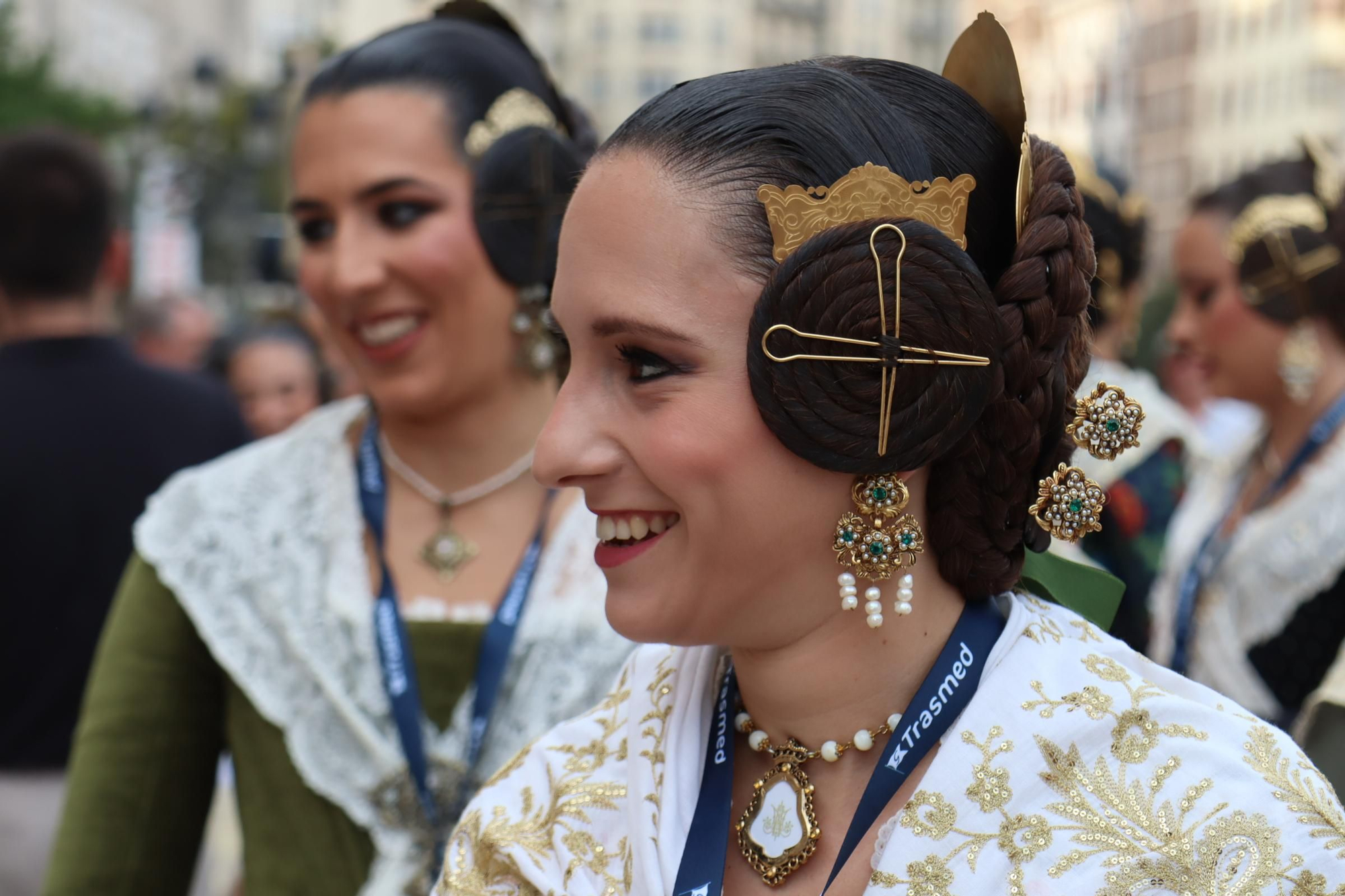 Concentración fallera en la Plaza del Ayuntamiento con las candidatas a FMV2025