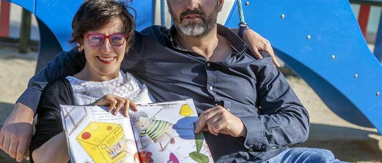 Blanca González Crespán e Álex Mene co seu libro &#039;A raíña das tortas&#039; en Vigo. // Eli Regueira