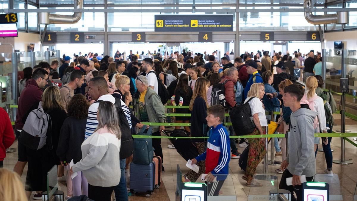 Operación salida de vacaciones del pasado 1 de julio en el aeropuerto Tenerife Norte.