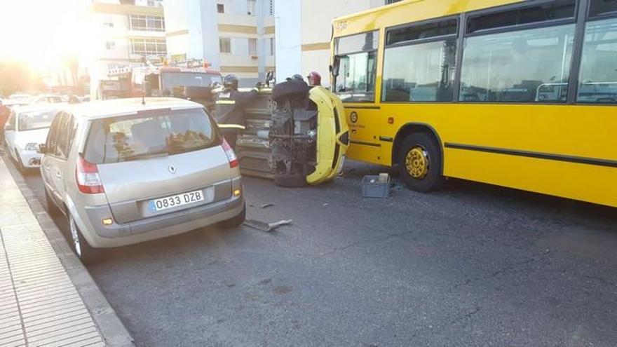 Doce heridos en una colisión en Las Rehoyas entre un coche y una guagua