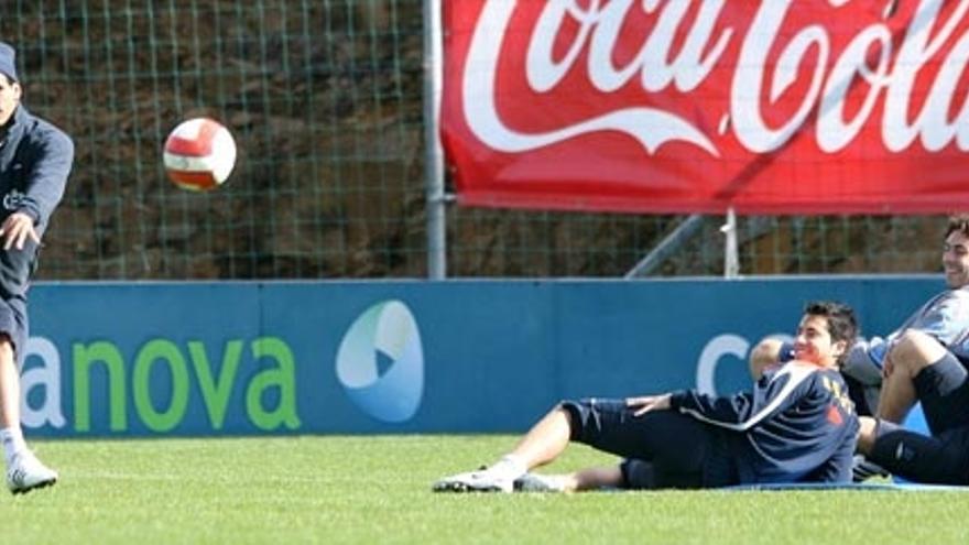 Diego Costa golpea el balón ante la divertida mirada de Jorge Larena, Jesús Perera y Roberto Lago durante el entrenamiento de ayer en A Madroa.