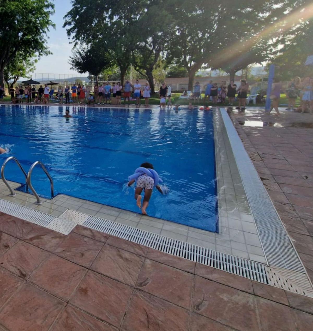 A judici per encarar-se a un home que va tocar el seu fill a la piscina