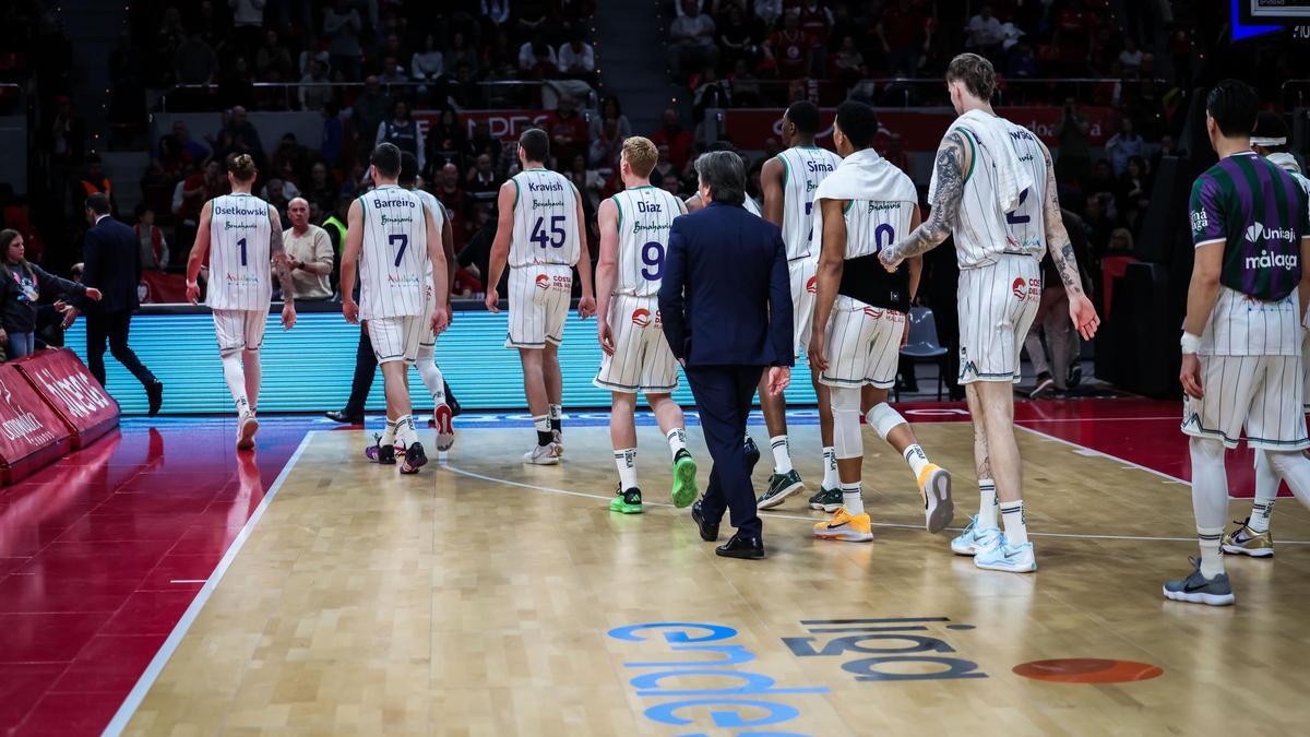 Los jugadores del Unicaja se retiran tras perder en Zaragoza.