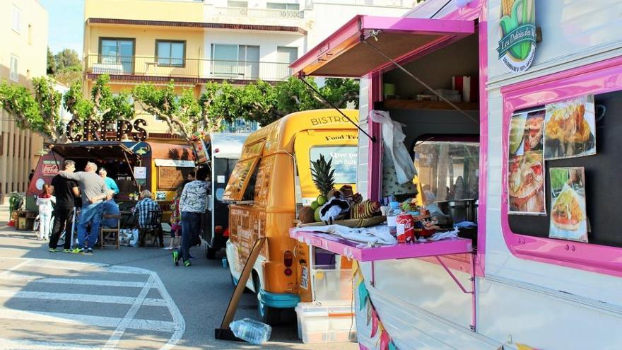 Les caravanes estan ubicades a l&#039;aparcament del port.