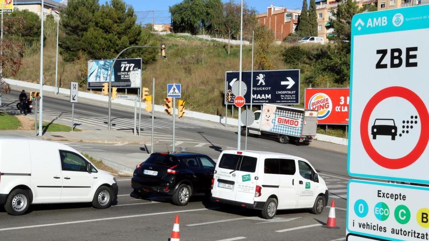 Un senyal de la ZBE instal·lat al ramal de la sortida 14 de la Ronda de Dalt