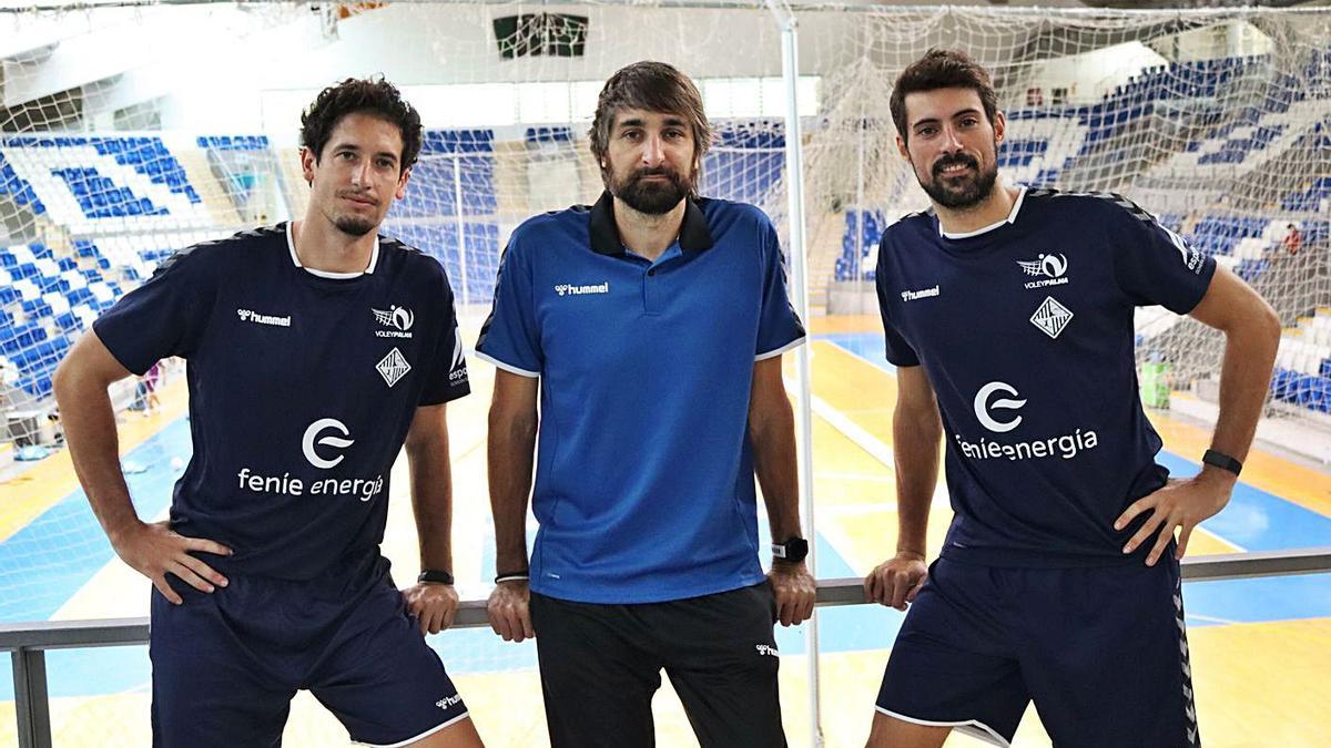 Ignacio Sánchez, Abel Bernal y Renzo Cairús posan en el Palau d’Esports de Son Moix. | CLUB VOLEY PALMA