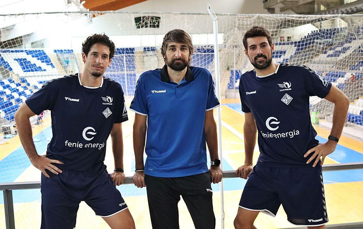 Ignacio Sánchez, Abel Bernal y Renzo Cairús posan en el Palau d’Esports de Son Moix. | CLUB VOLEY PALMA