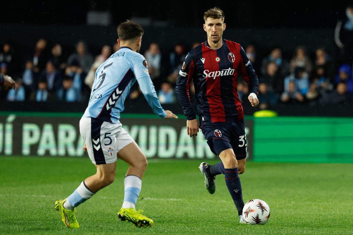 Celta's Sergio Carreira, left, challenges Bologna's Juan Miranda during the Europa League soccer match between Celta Vigo and Bologna in Vigo, Spain, Thursday, Dec. 11, 2025. (AP Photo/Lalo R. Villar)