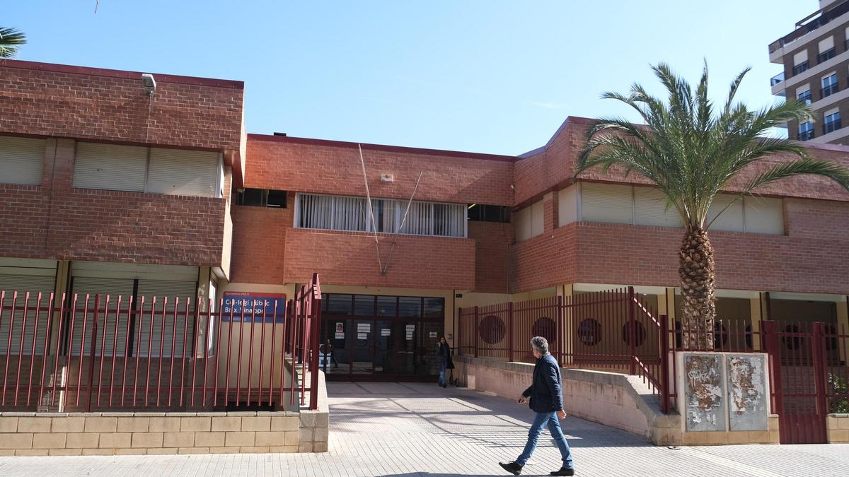 La fachada principal del colegio Baix Vinalopó, en una imagen tomada este jueves.
