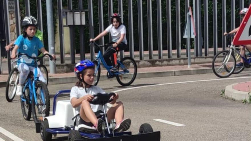 Alumnos del CEIP El Pinar durante las prácticas en el parque de educación vial.| El Pinar