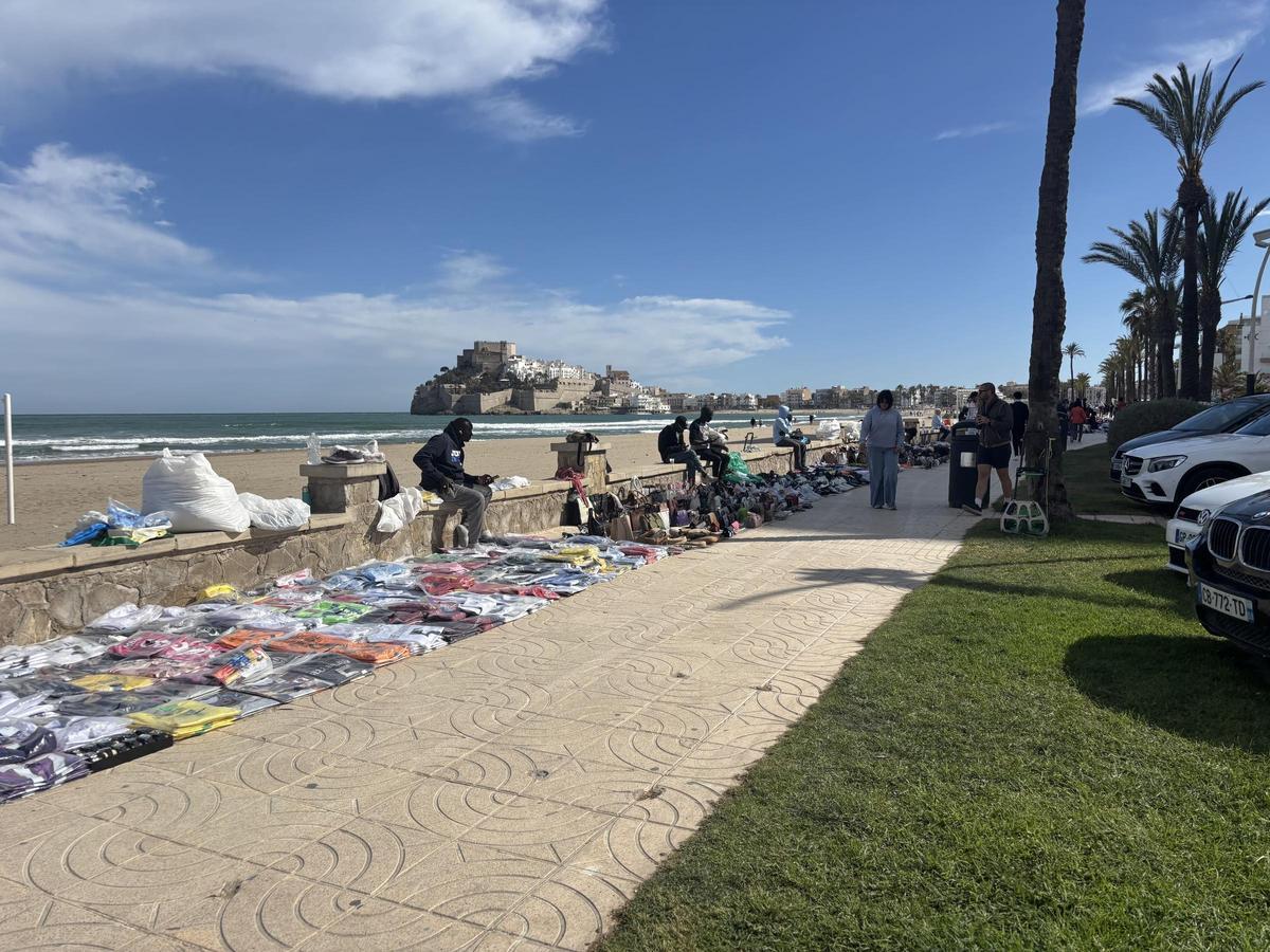 Multitud de vendedores del 'top manta' en Peñíscola.