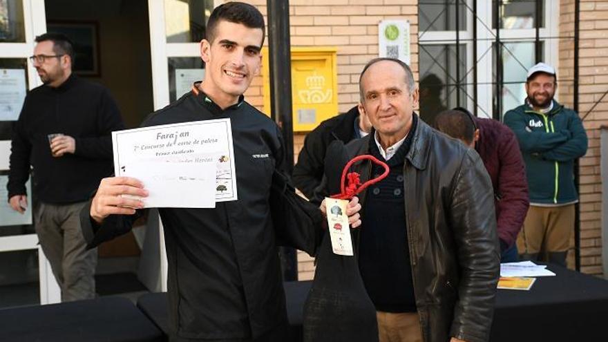 Víctor Fernández, ganador del VII Concurso de Cortadores de Jamón de Faraján.