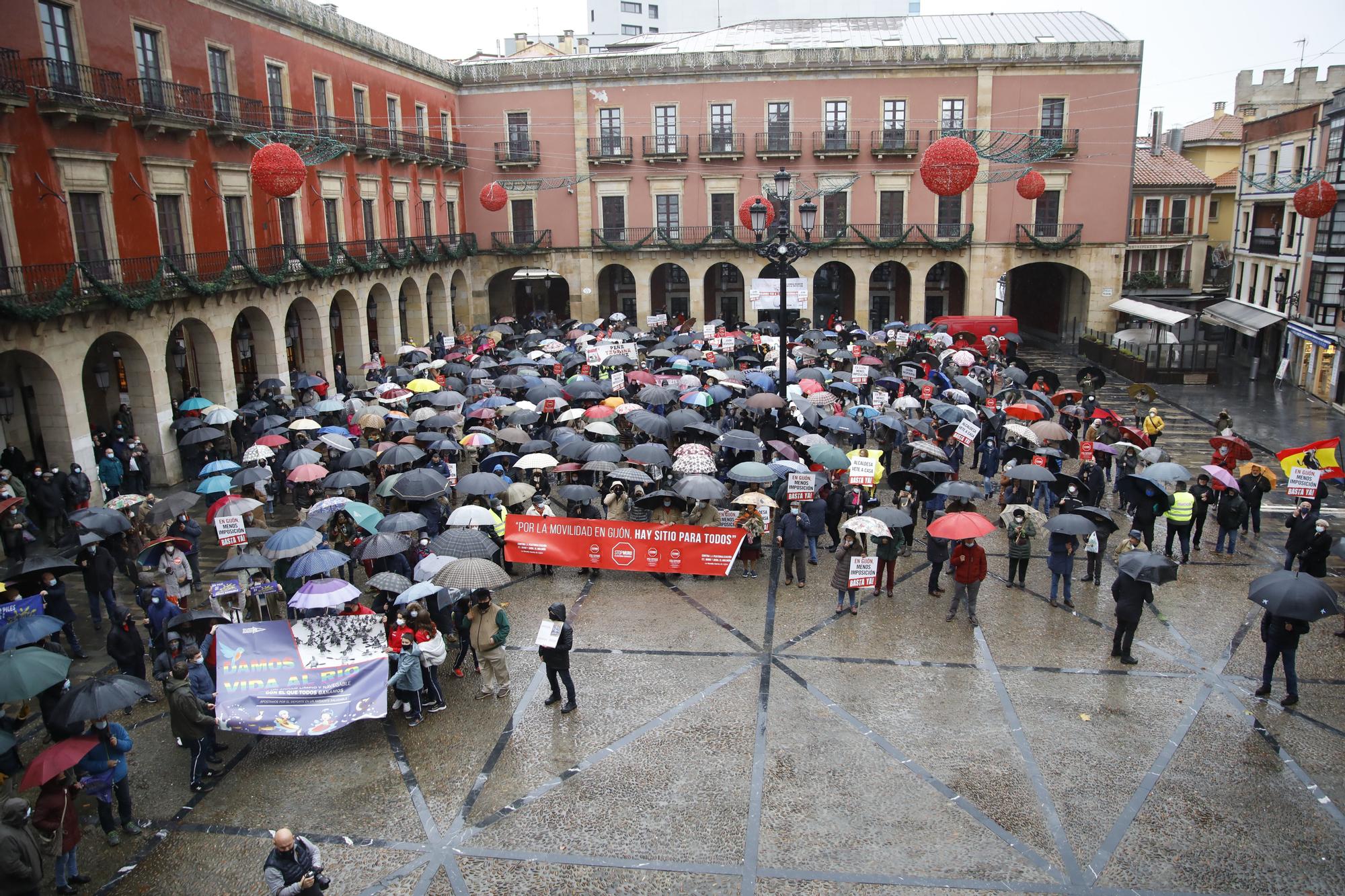 En imágenes: así fue la manifestación de ocho colectivos en la Plaza Mayor de Gijón