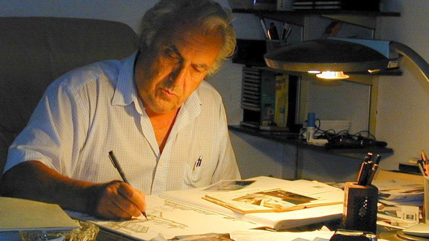 El arquitecto Ignacio Dorao Orduña, en plena tarea artística.