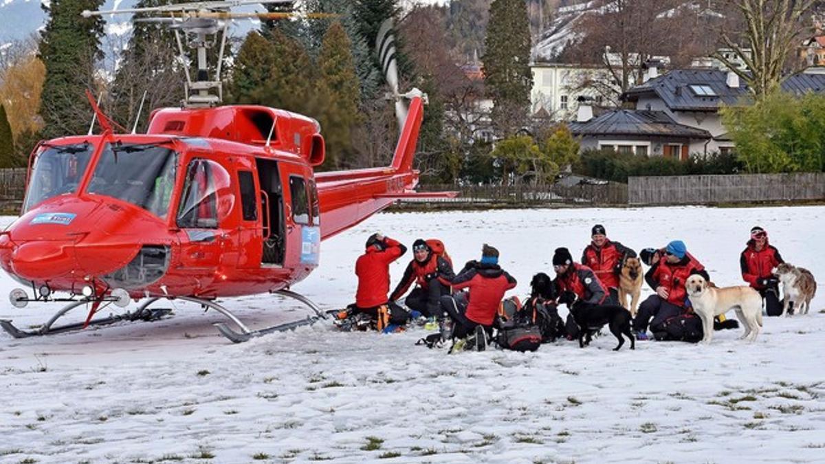 Equipos de rescate se preparan para salir en busca de los esquiadores alcanzados por el alud en la región de Wattener Lizum.