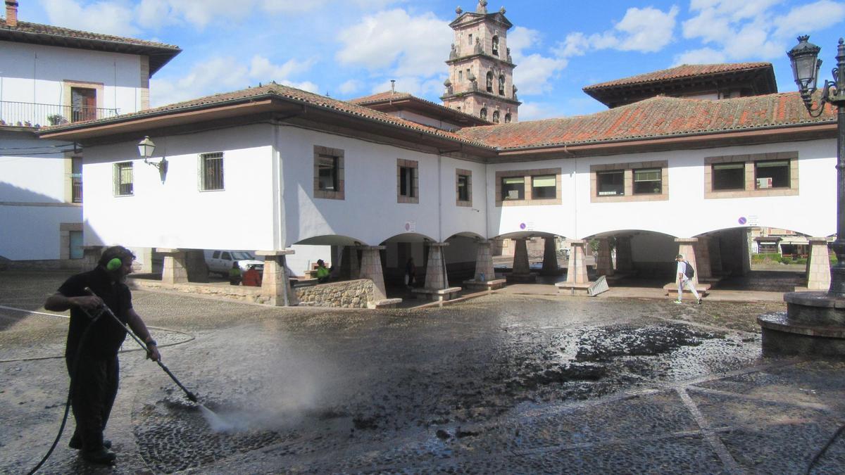 Un operario en plena tarea de limpieza.