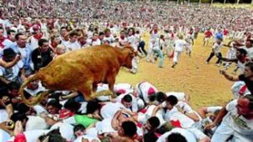 El multitudinario encierro de los miuras provoca varios sustos en Sanfermín