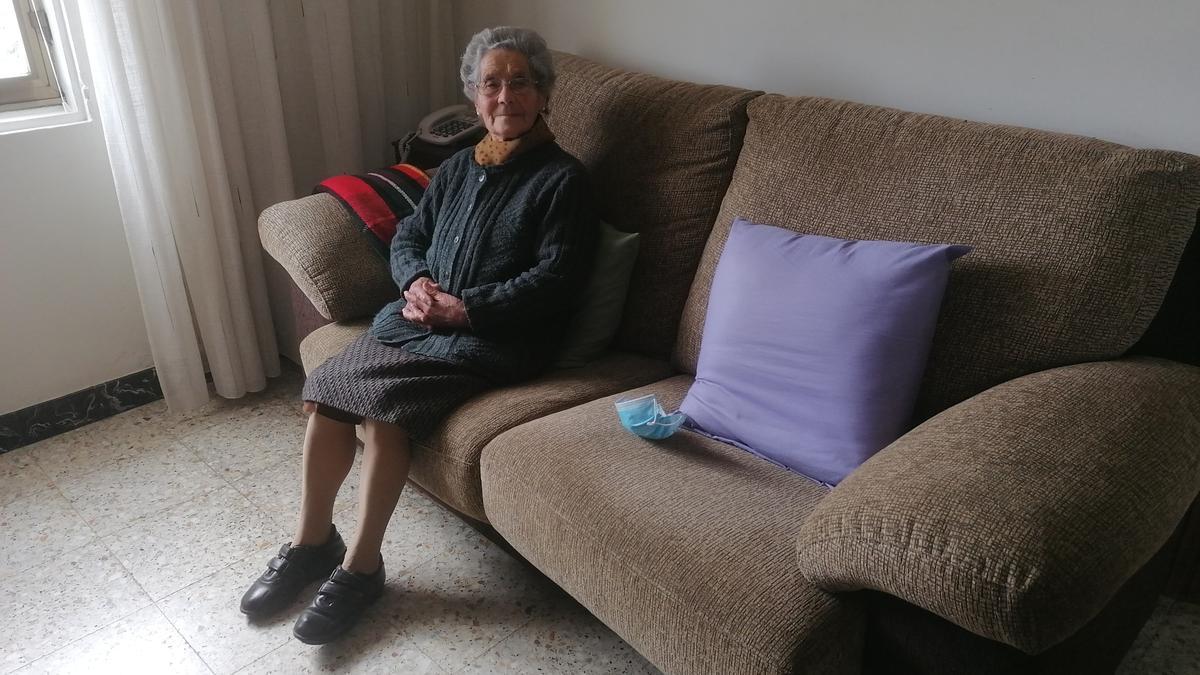 Dolores Cruz, usuaria de 94 anos, na súa casa de Curtis.