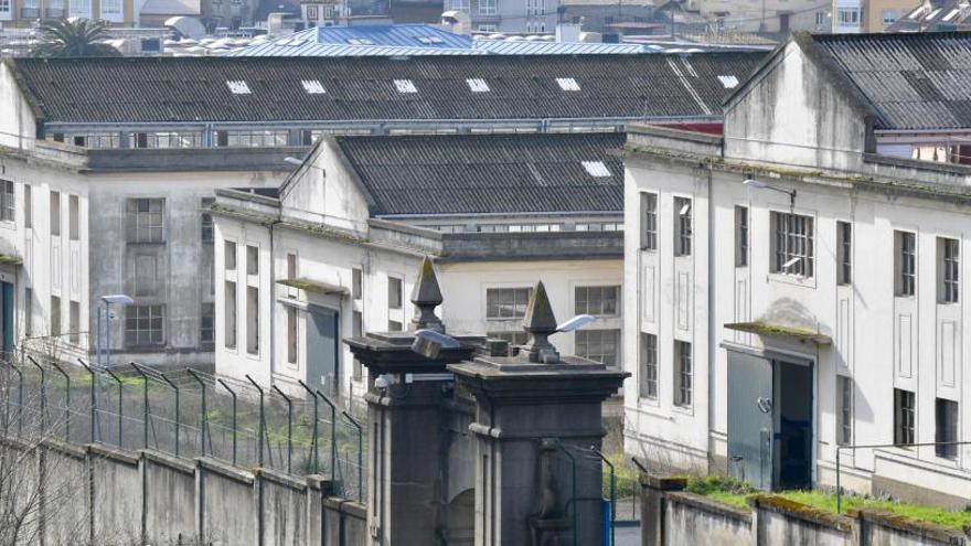 Naves de la fábrica de armas y uno de sus accesos.