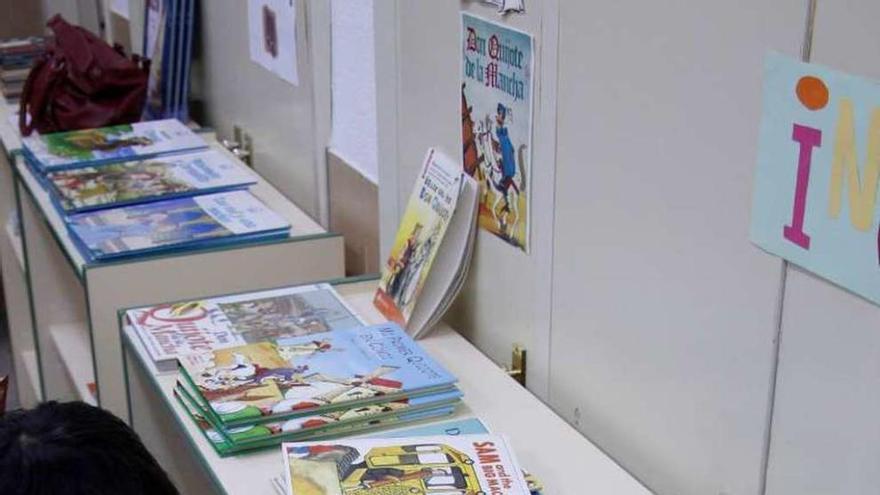 Niños leen en inglés en un aula de la capital.