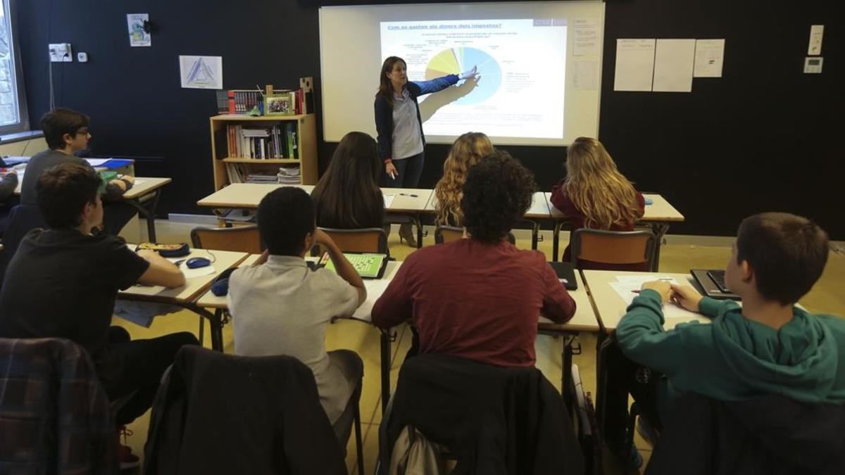 Aula escuela secundaria taller educación financiera