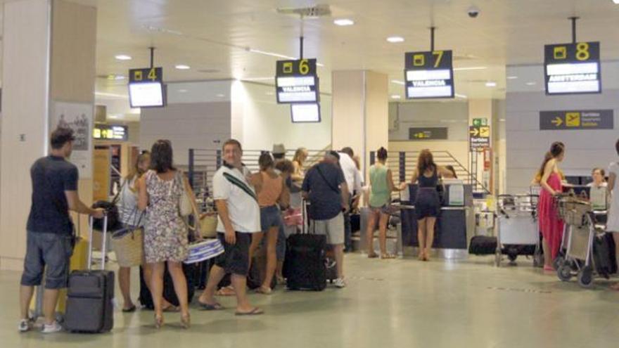 Viajeros en el interior del aeropuerto.