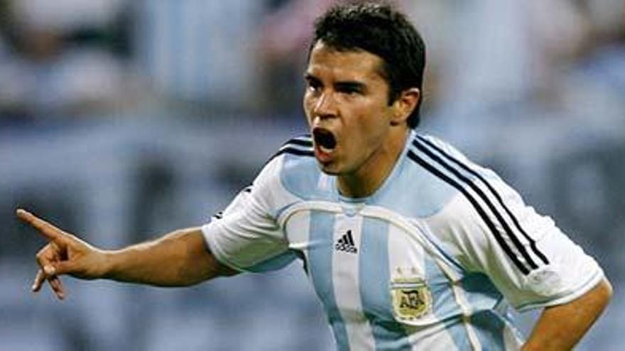 &#039;El conejo&#039; Saviola celebra un tanto con la selección argentina.