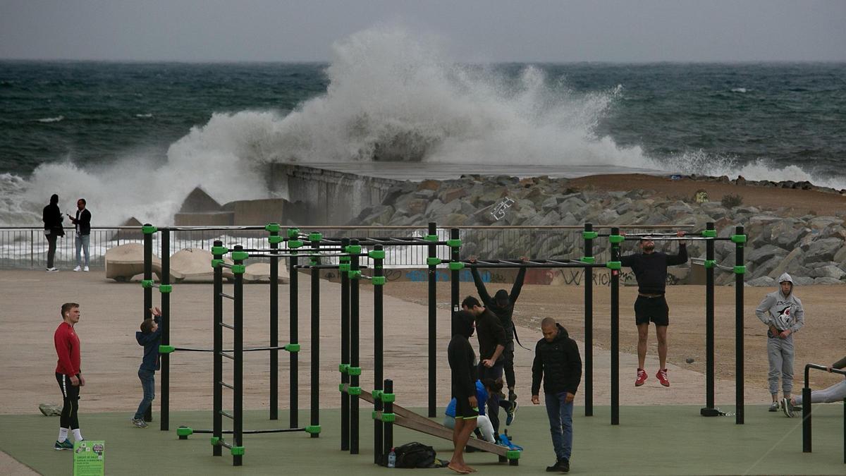 Alerta per mala mar a Barcelona: prohibit l’accés a tots els espigons Alerta per mala mar a Barcelona: prohibit l’accés a tots els espigons