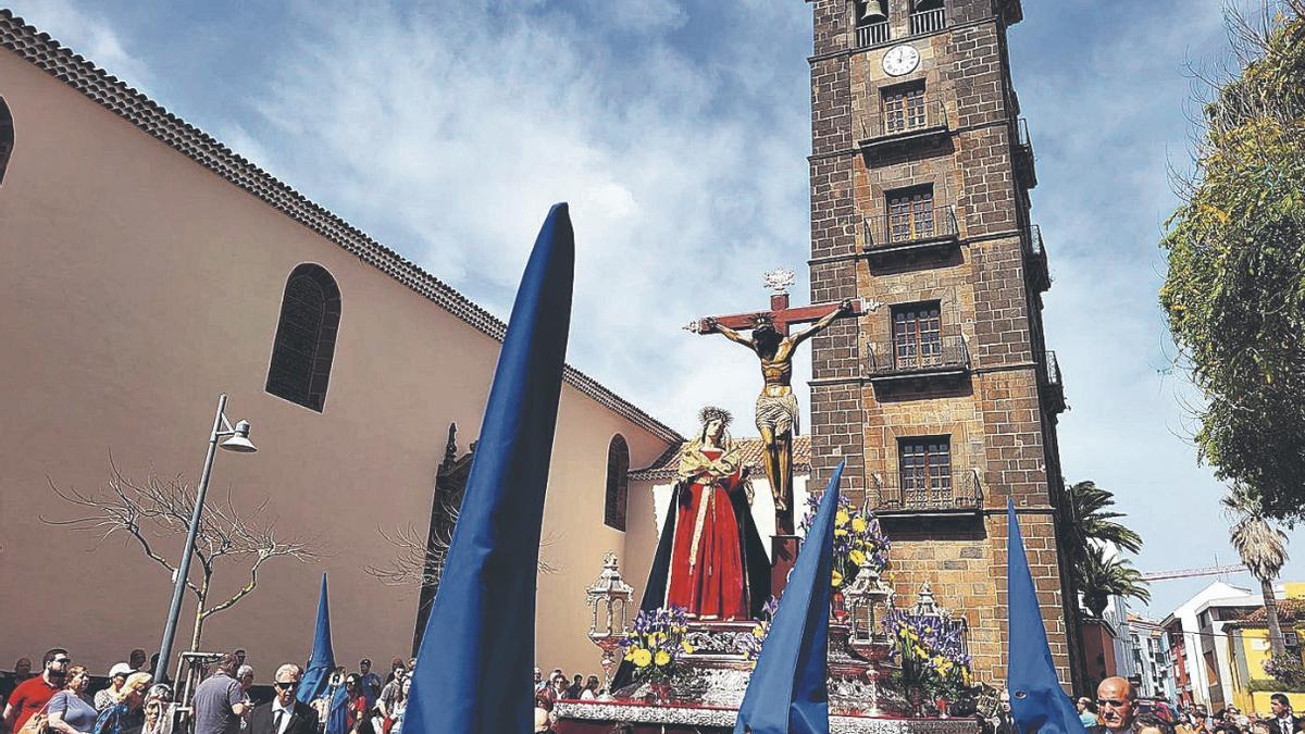 Una procesión de la Semana Santa lagunera en una edición pasada.