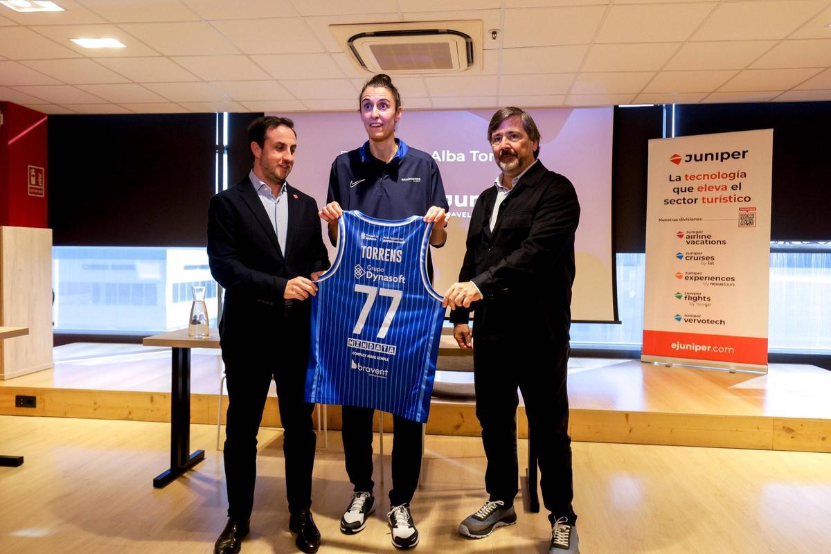 Alba Torrens posa con su nueva camiseta.