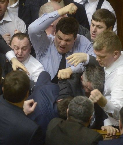 Diputados ucranianos protagonizan una pelea en el Parlamento de Kiev