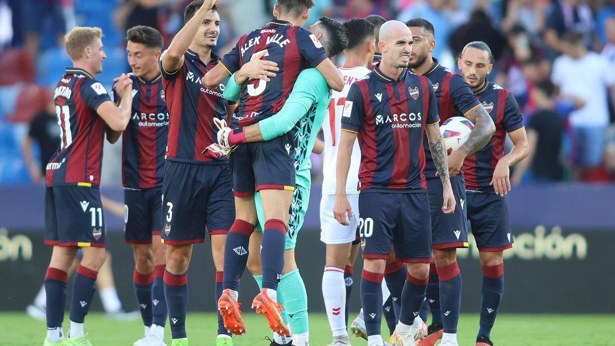 Los jugadors del Levante se abrazan tras ganar al Eldense