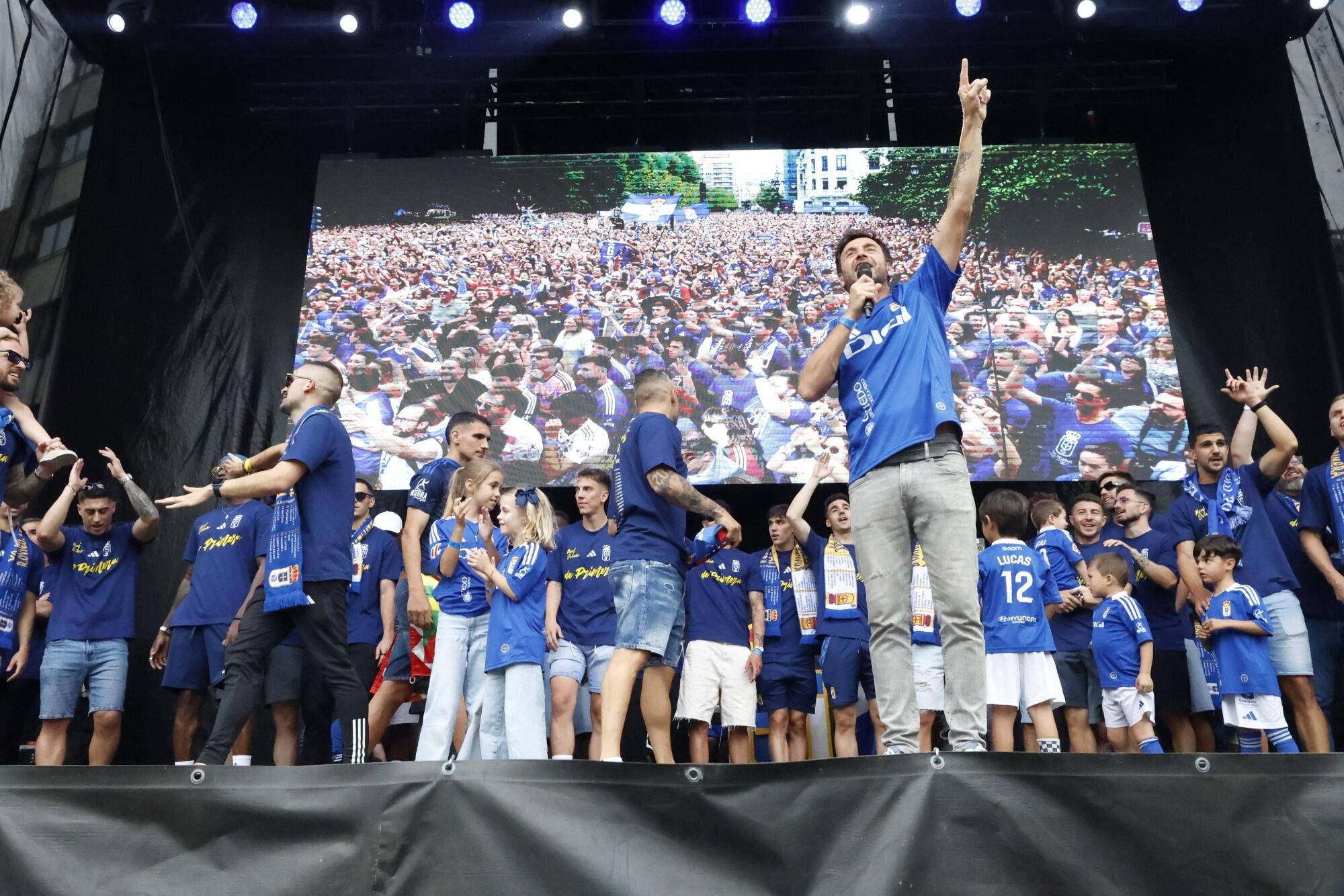 Locura azul en las calles de Oviedo para celebrar el ascenso del equipo a Primera División