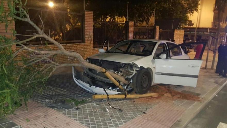 Un conductor da positivo tras chocar contra un árbol en Córdoba