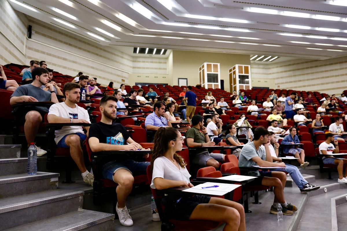 Un grupo de docentes durante el examen de oposición de Educación.