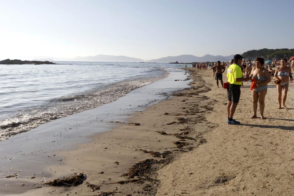 Miles de personas se vieron sorprendidas por la bandera roja tras localizarse una mancha que podría ser combustible de barco