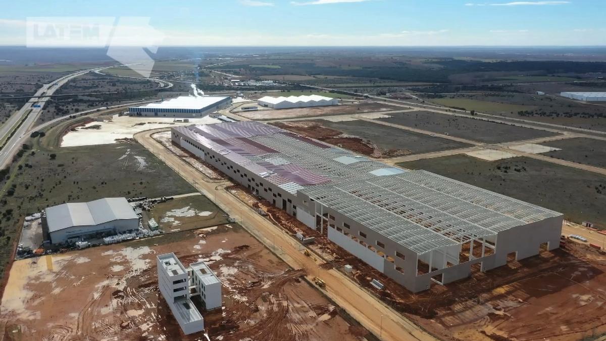 Imagen aérea de la planta de aluminio que Latem construye en Villabrázaro. / Latem Aluminium