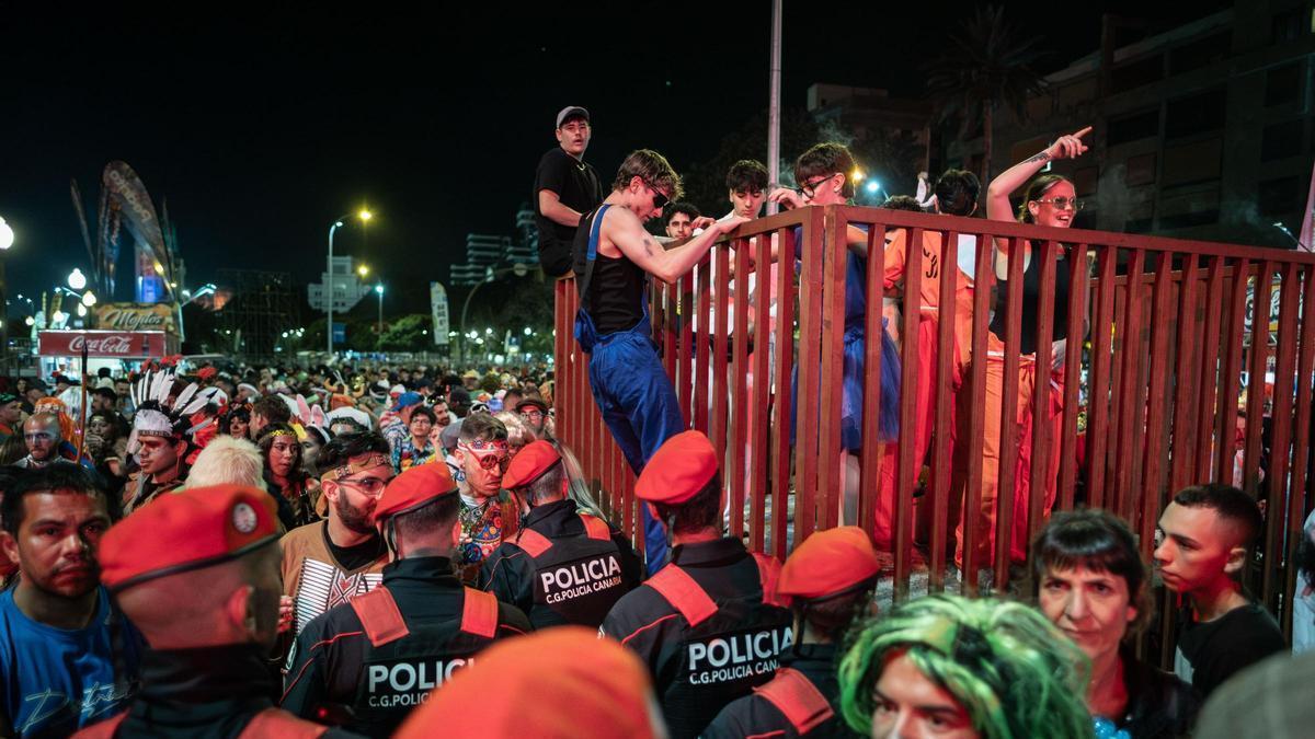 Una jornada de carnavales con la policía canaria