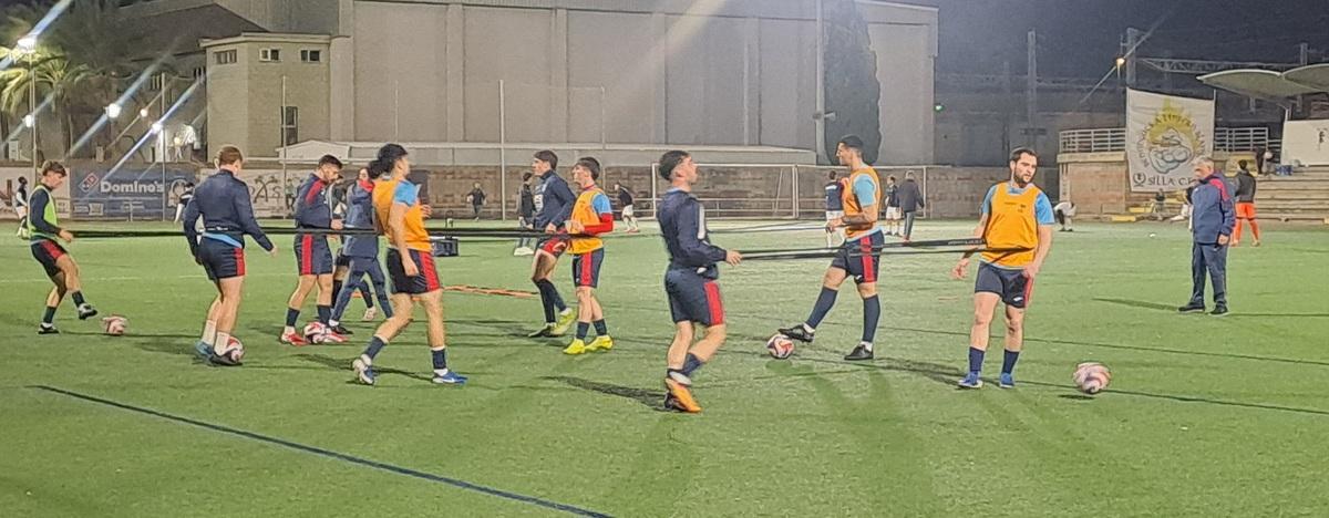 Los jugadores valleros calientan antes de un partido