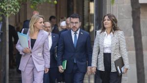 El president Aragonès y las conselleres Garriga y Vilagrà dirigiéndose a la reunión del Govern.