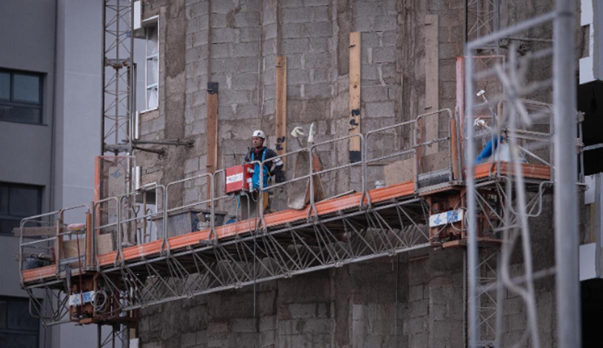 Obras de construcción de un edificio de viviendas en Santa Cruz de Tenerife.