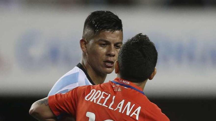 Orellana discute con Marcos Rojo. // David Fernández