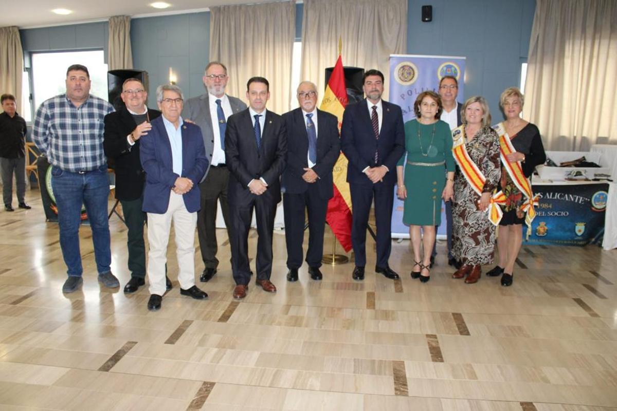 El alcalde de Alicante y el coronel jefe de la Guardia Civil con miembros de la asociación.